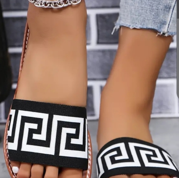 Black & White Greek Sandals SIZE 6.5 - Picture 3 of 4